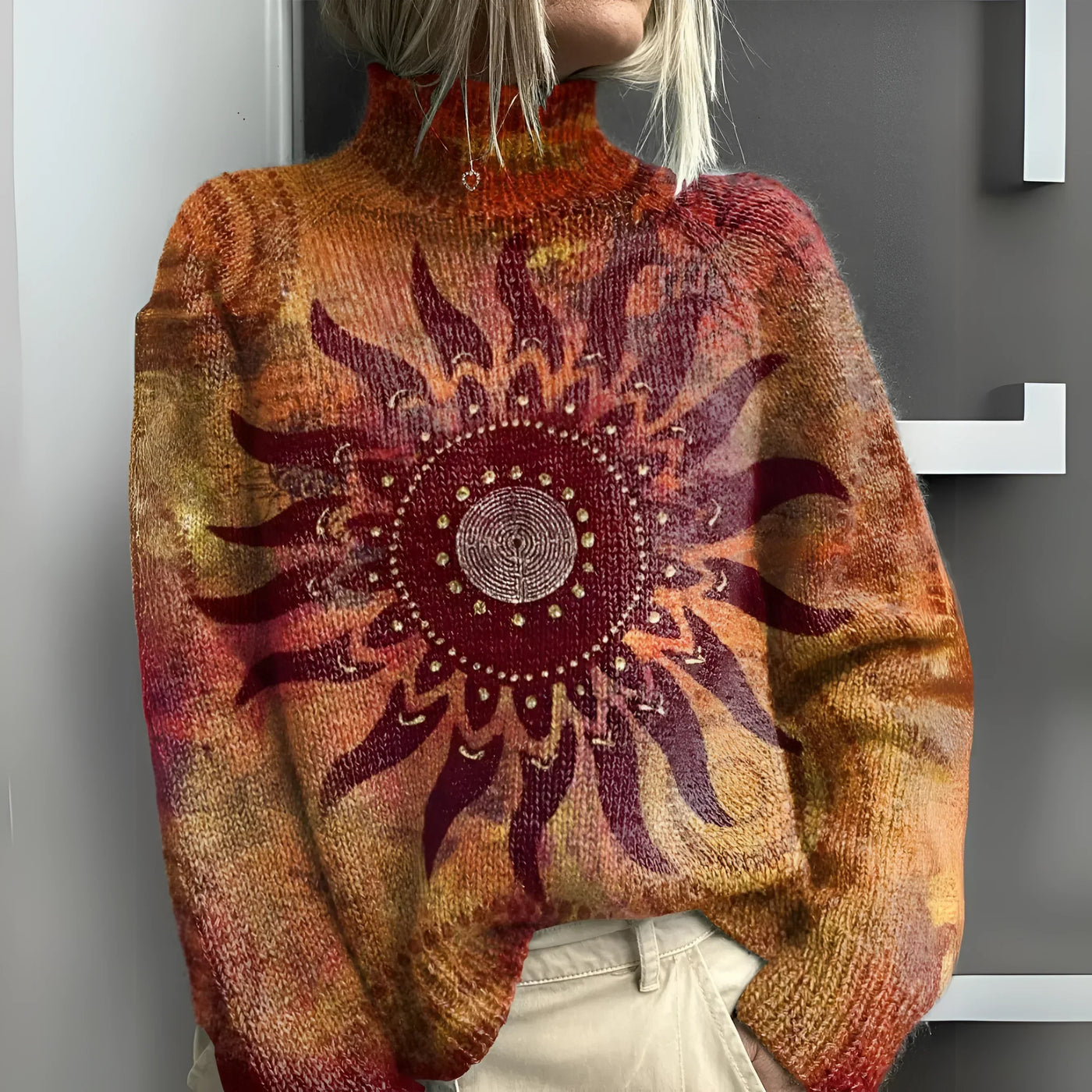 Chiara | Maglia a collo alto con comodo motivo tribale del sole